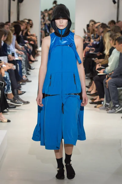 Look 16